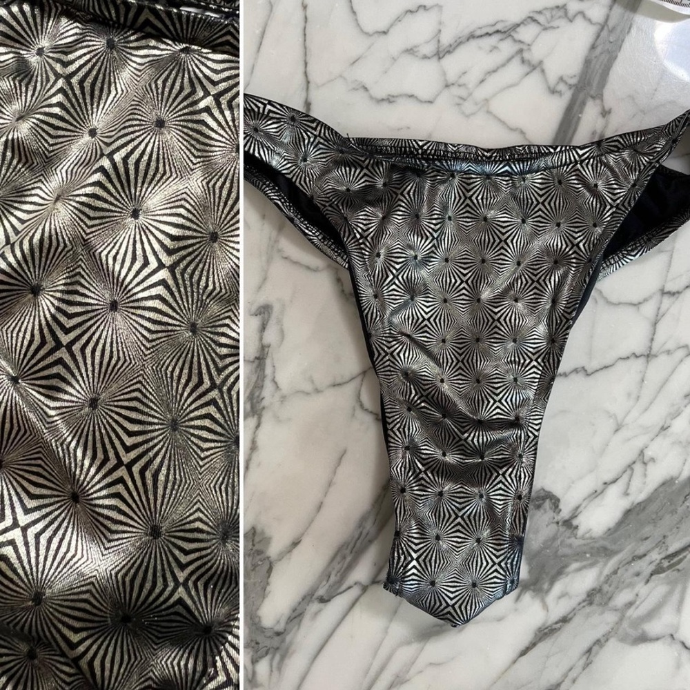 Vintage silver metallic optical illusion bikini bottom
Silver swimsuit 🪩⚡️